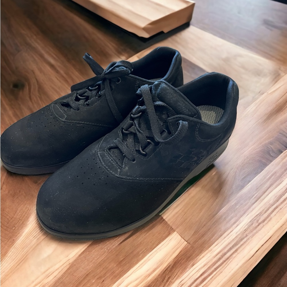 SAS men’s shoes. Size 8. In great condition. Has velvety touch.